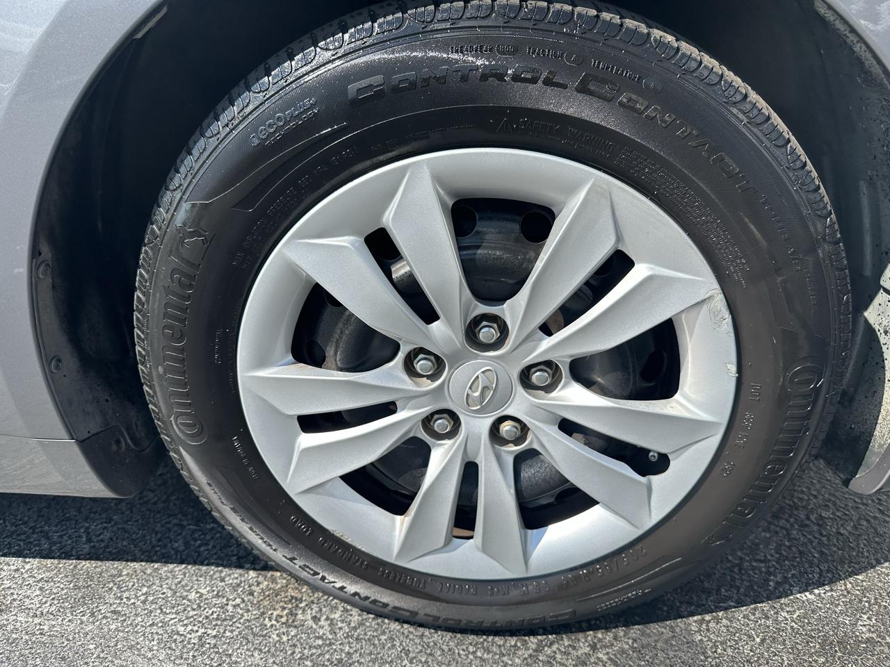 Hyundai Sonata 4dr Sdn 2.4L Auto GLS 2011