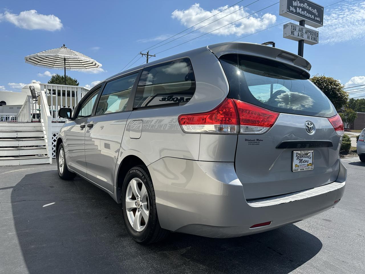 Toyota Sienna 5dr 7-Pass Van I4 FWD (Natl) 2012