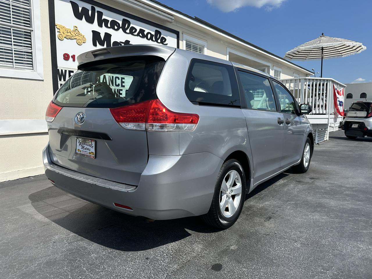 Toyota Sienna 5dr 7-Pass Van I4 FWD (Natl) 2012