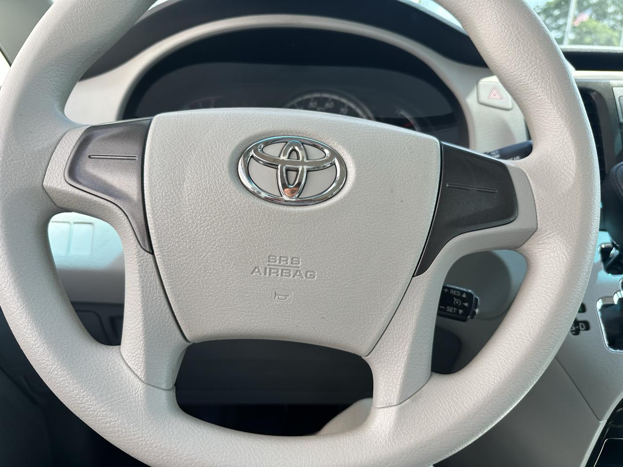 Toyota Sienna 5dr 7-Pass Van I4 FWD (Natl) 2012