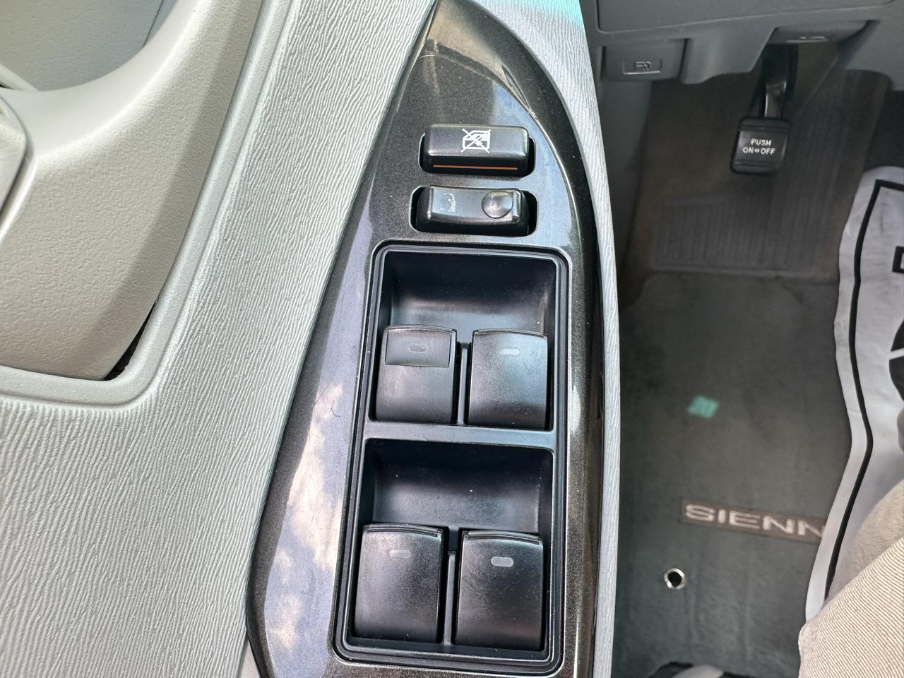 Toyota Sienna 5dr 7-Pass Van I4 FWD (Natl) 2012