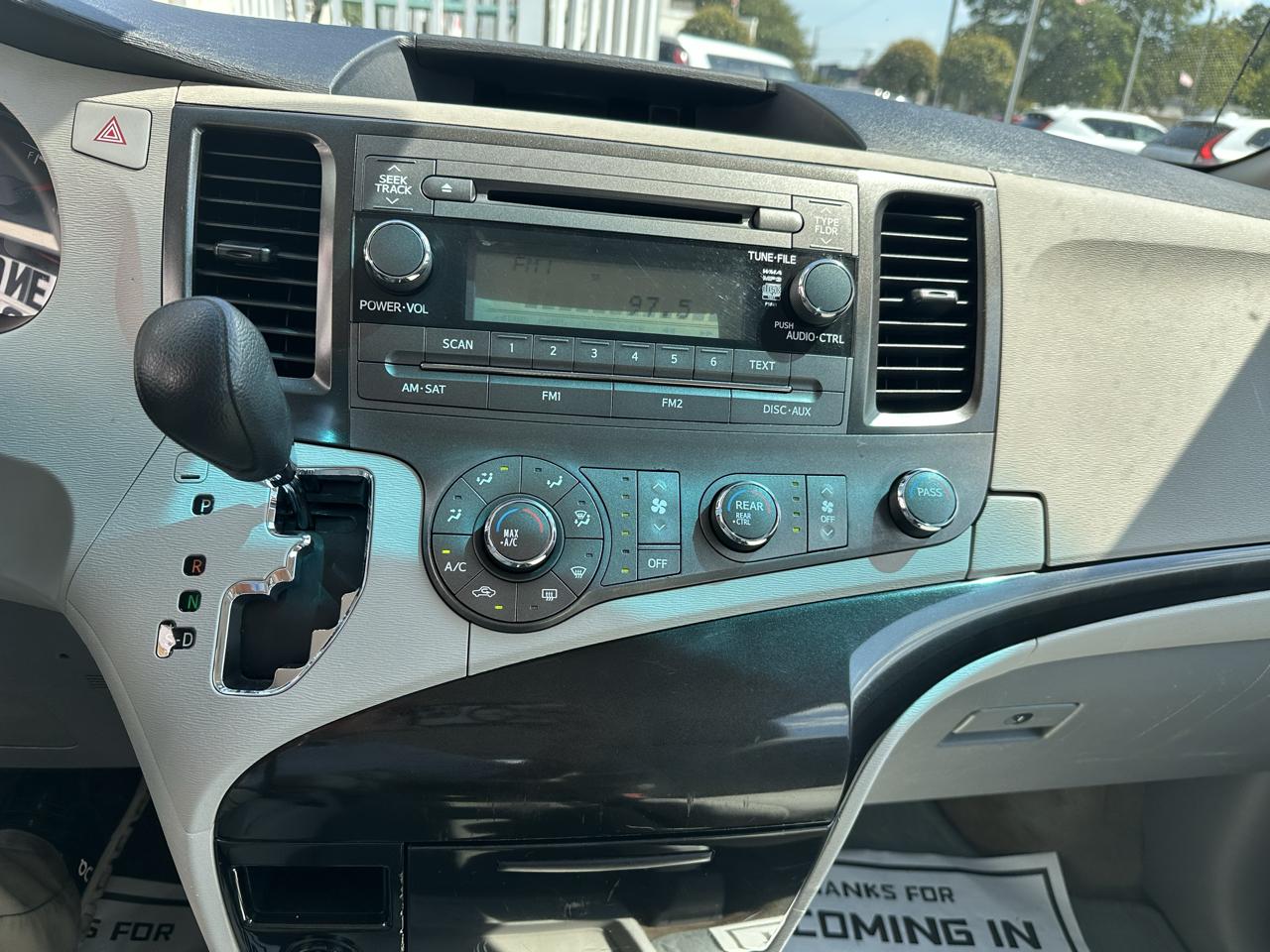 Toyota Sienna 5dr 7-Pass Van I4 FWD (Natl) 2012