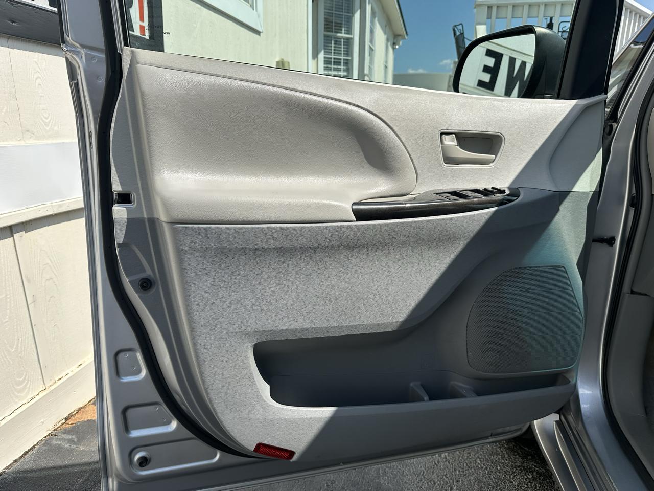 Toyota Sienna 5dr 7-Pass Van I4 FWD (Natl) 2012