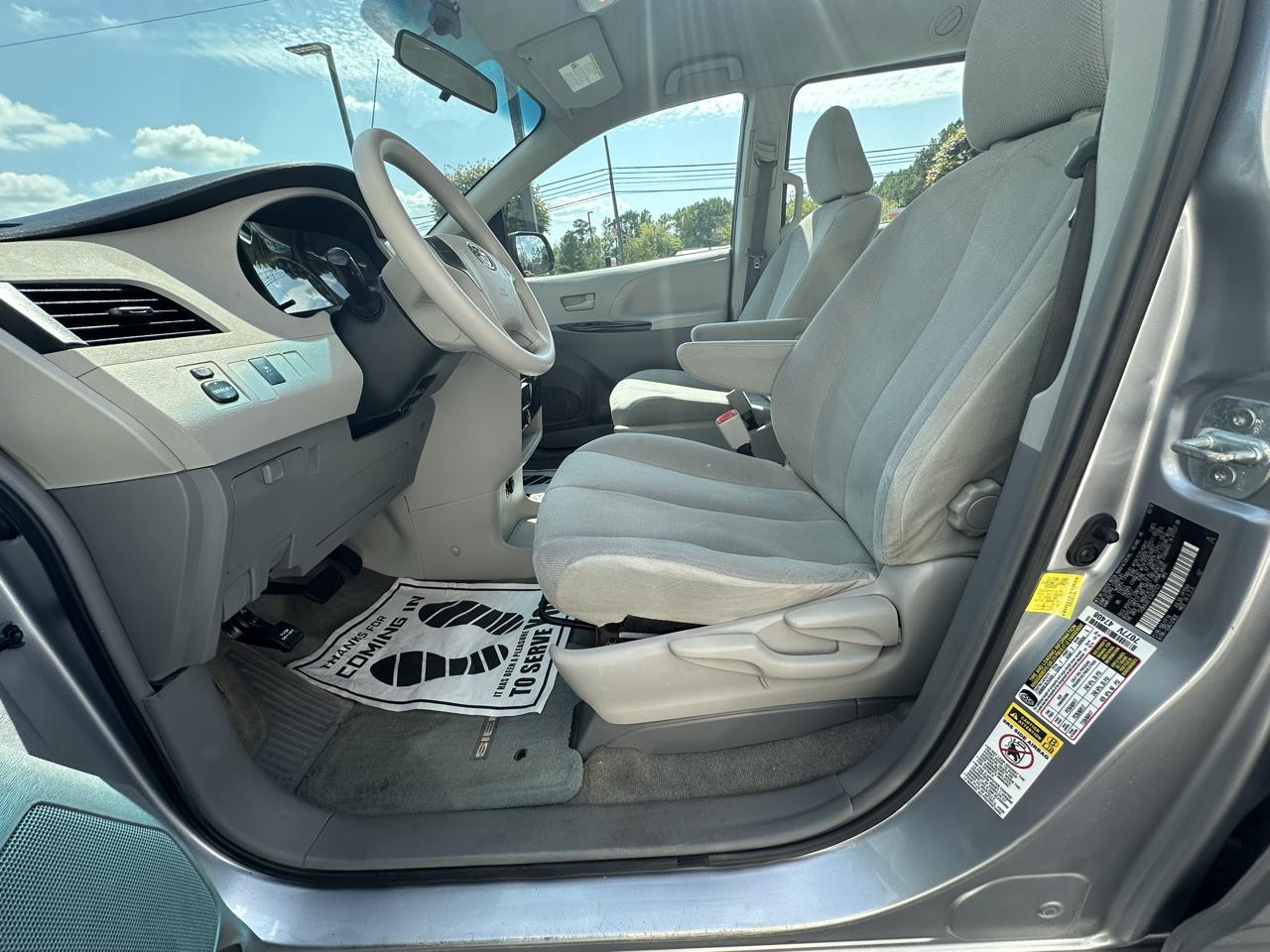 Toyota Sienna 5dr 7-Pass Van I4 FWD (Natl) 2012