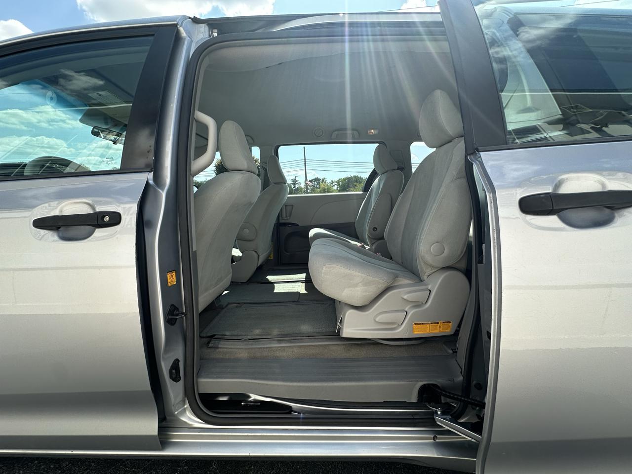 Toyota Sienna 5dr 7-Pass Van I4 FWD (Natl) 2012