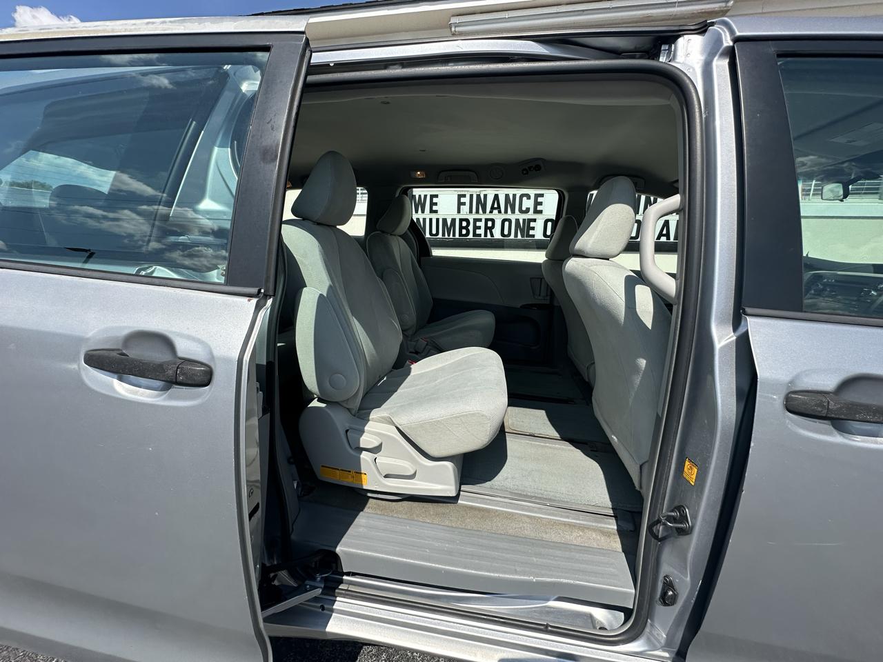 Toyota Sienna 5dr 7-Pass Van I4 FWD (Natl) 2012