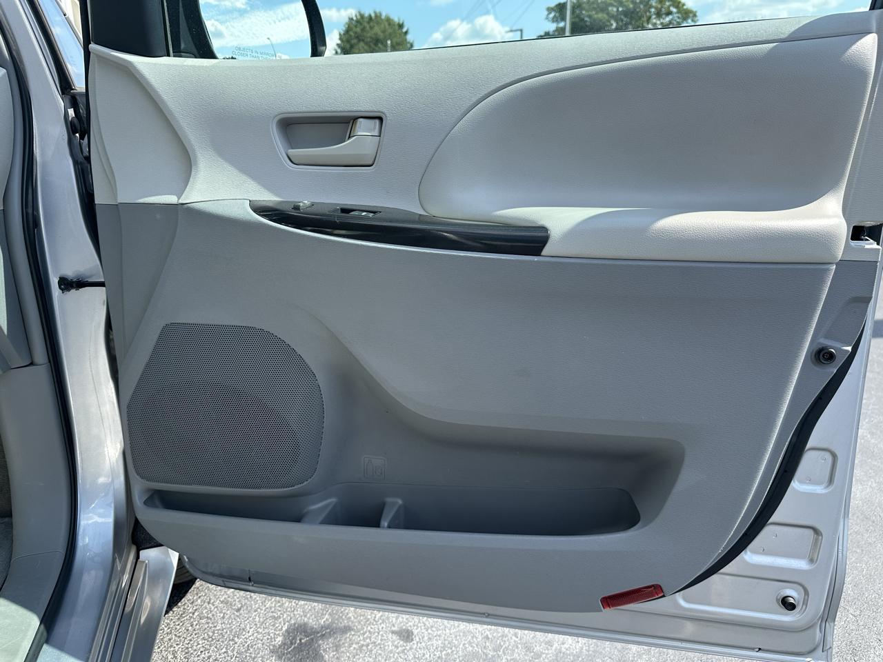 Toyota Sienna 5dr 7-Pass Van I4 FWD (Natl) 2012