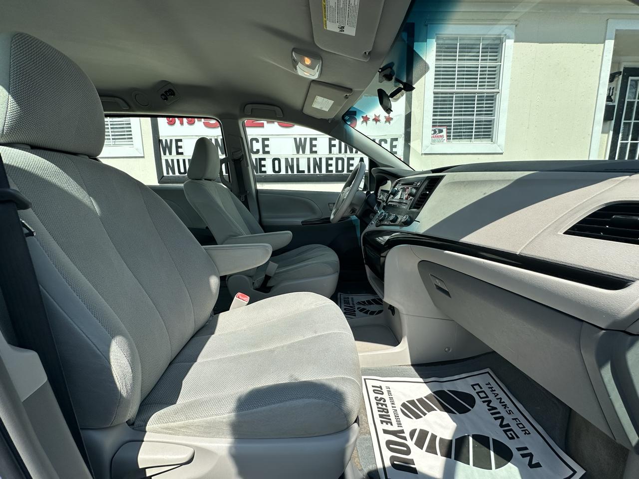 Toyota Sienna 5dr 7-Pass Van I4 FWD (Natl) 2012