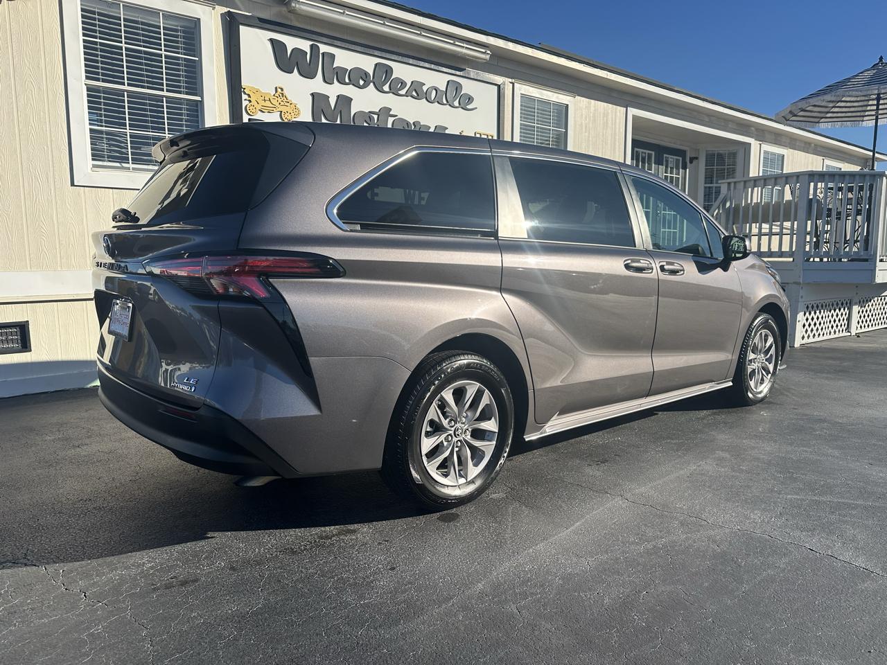 Toyota Sienna LE FWD 8-Passenger (Natl) 2022