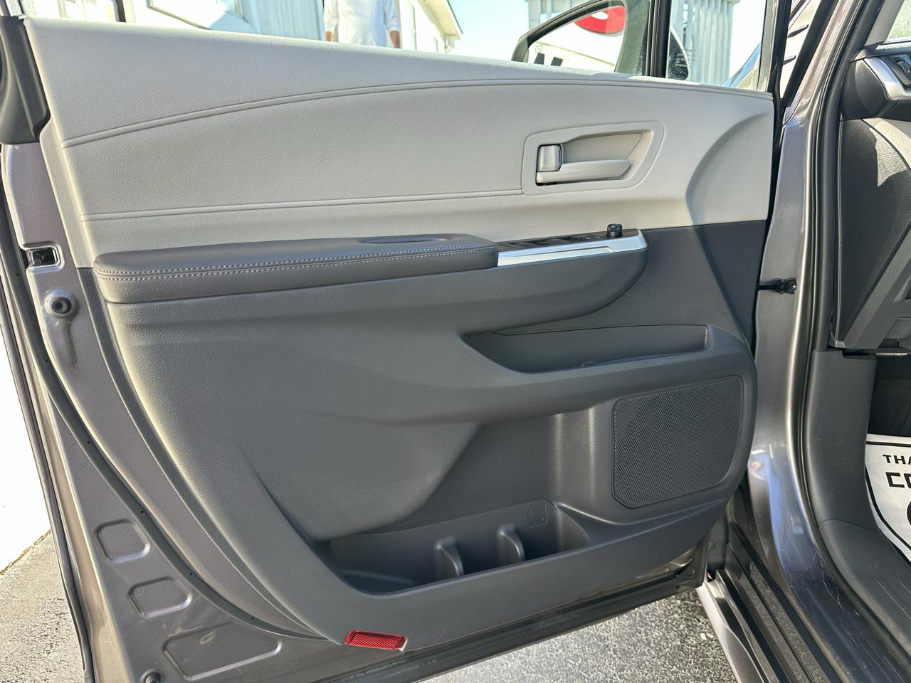 Toyota Sienna LE FWD 8-Passenger (Natl) 2022