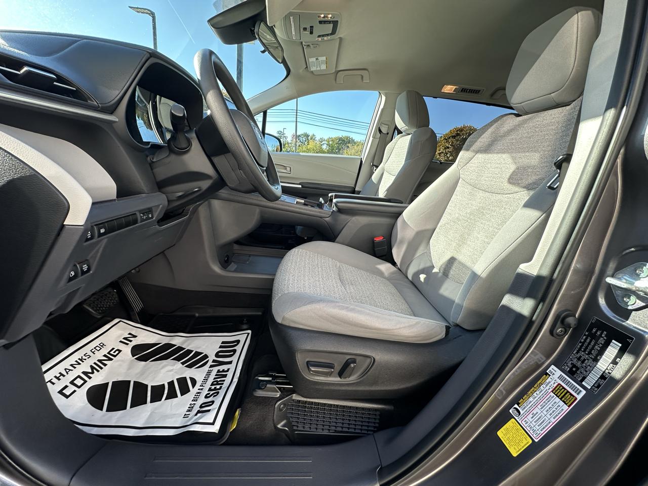 Toyota Sienna LE FWD 8-Passenger (Natl) 2022