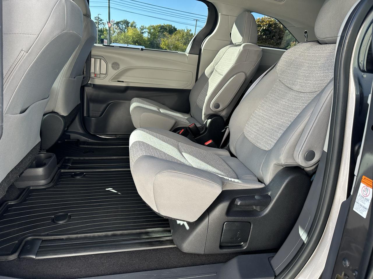 Toyota Sienna LE FWD 8-Passenger (Natl) 2022