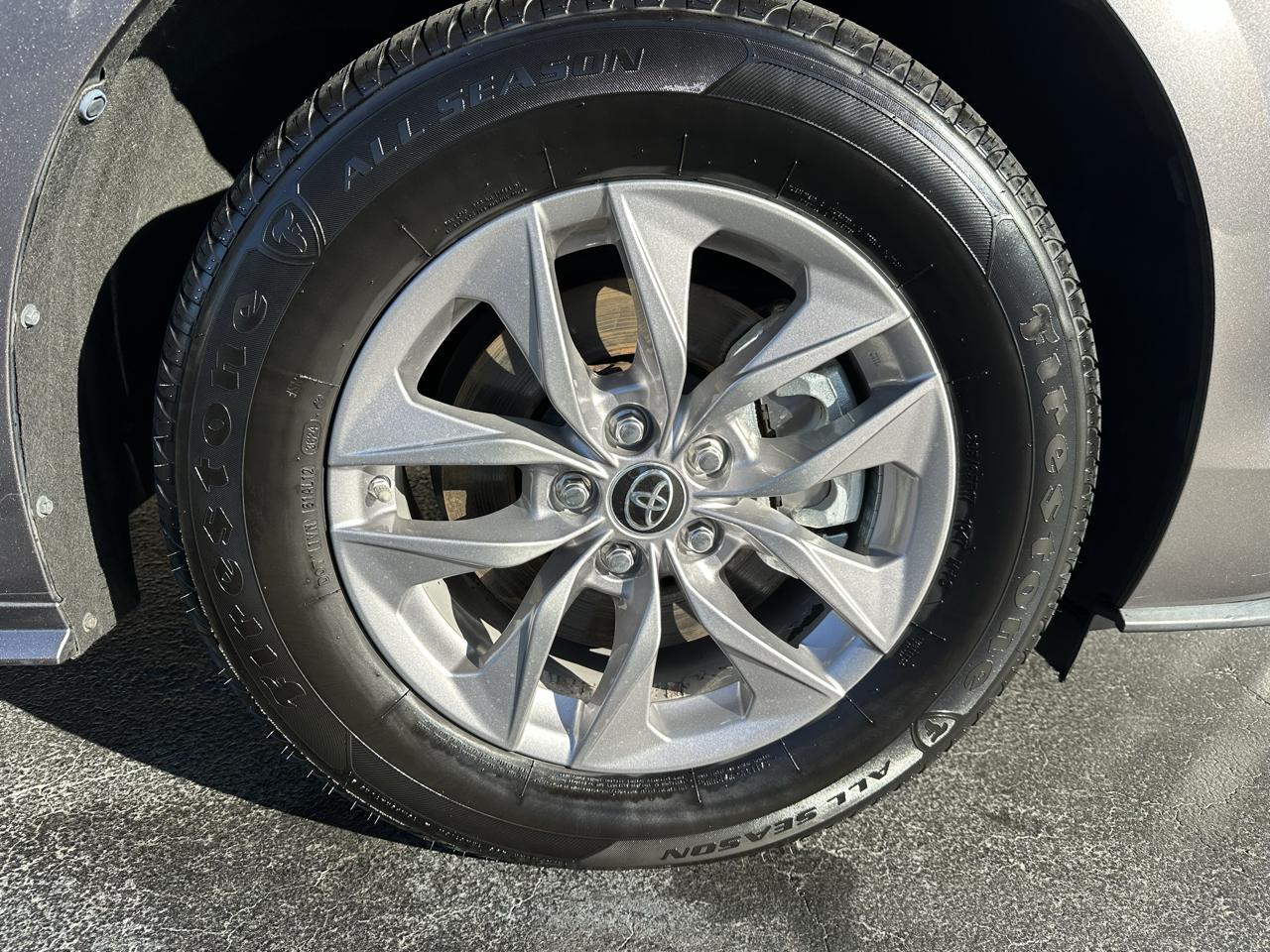 Toyota Sienna LE FWD 8-Passenger (Natl) 2022
