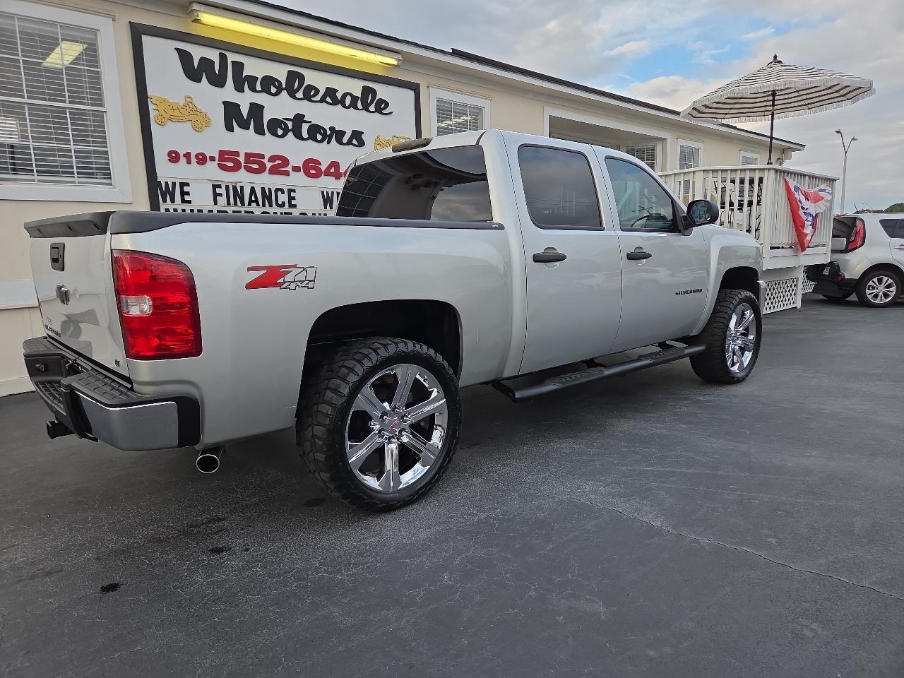 Chevrolet Silverado 1500 4WD Crew Cab 143.5" LT 2011