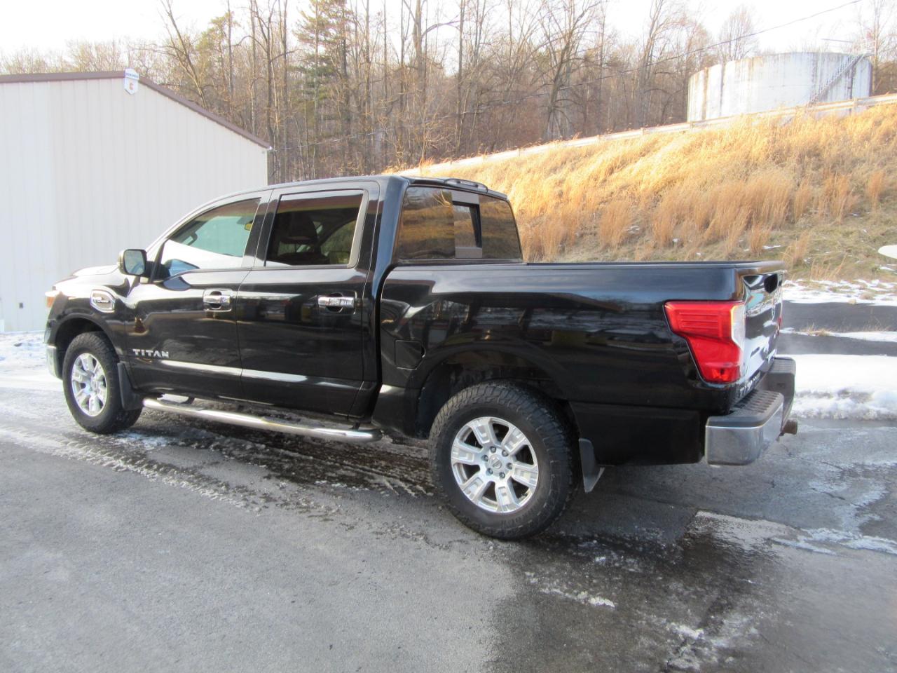 Nissan Titan SV Crew Cab 4WD 2017