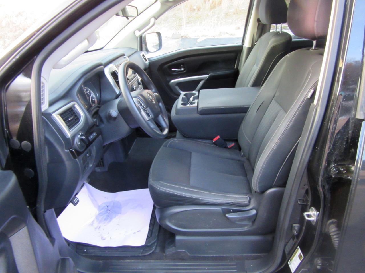 Nissan Titan SV Crew Cab 4WD 2017