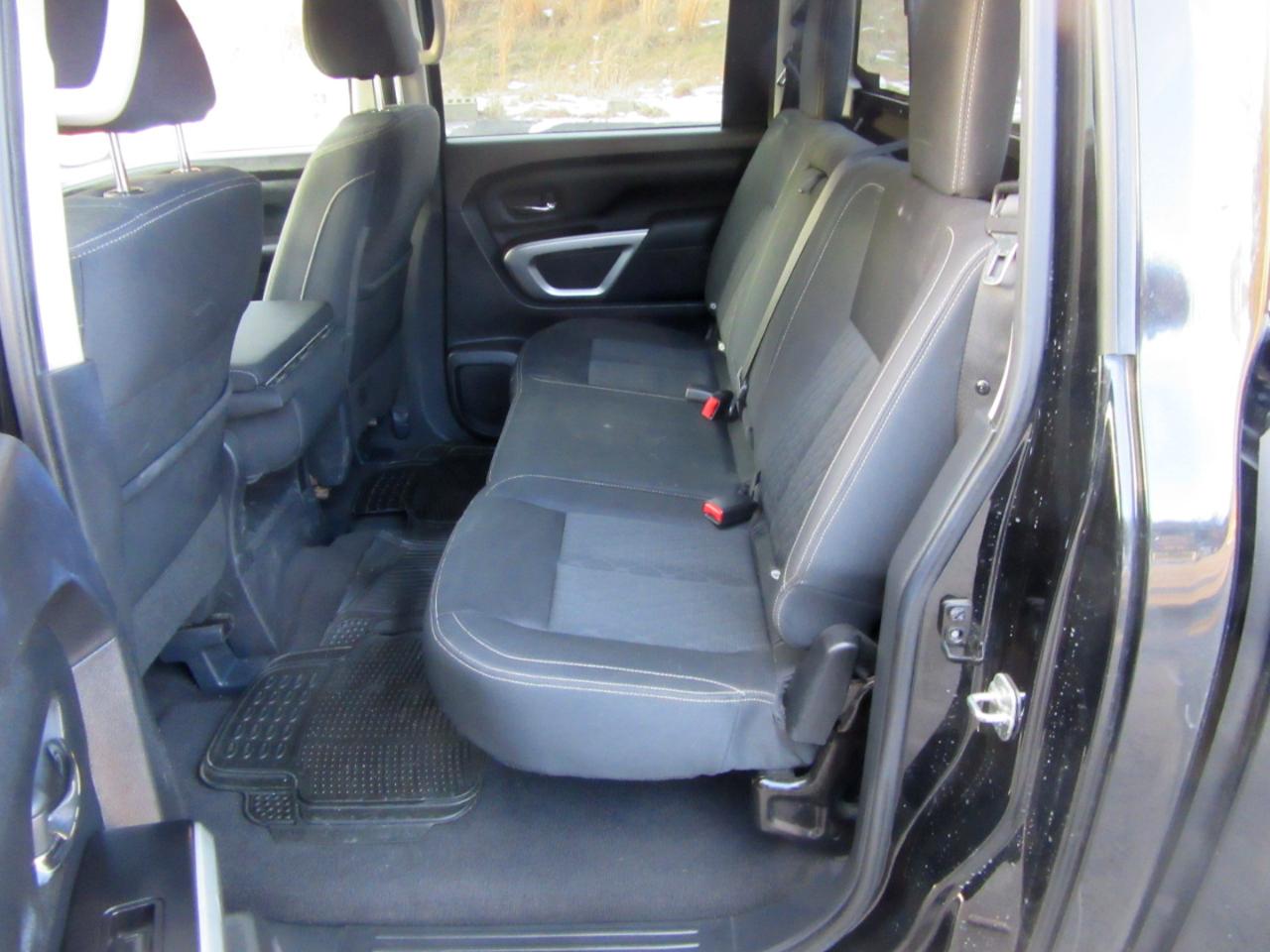 Nissan Titan SV Crew Cab 4WD 2017