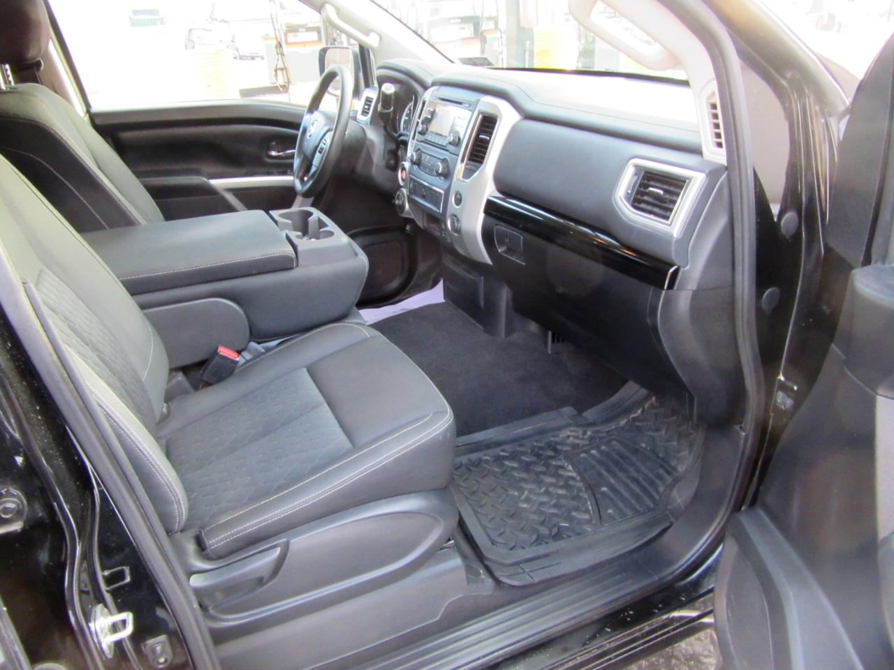 Nissan Titan SV Crew Cab 4WD 2017