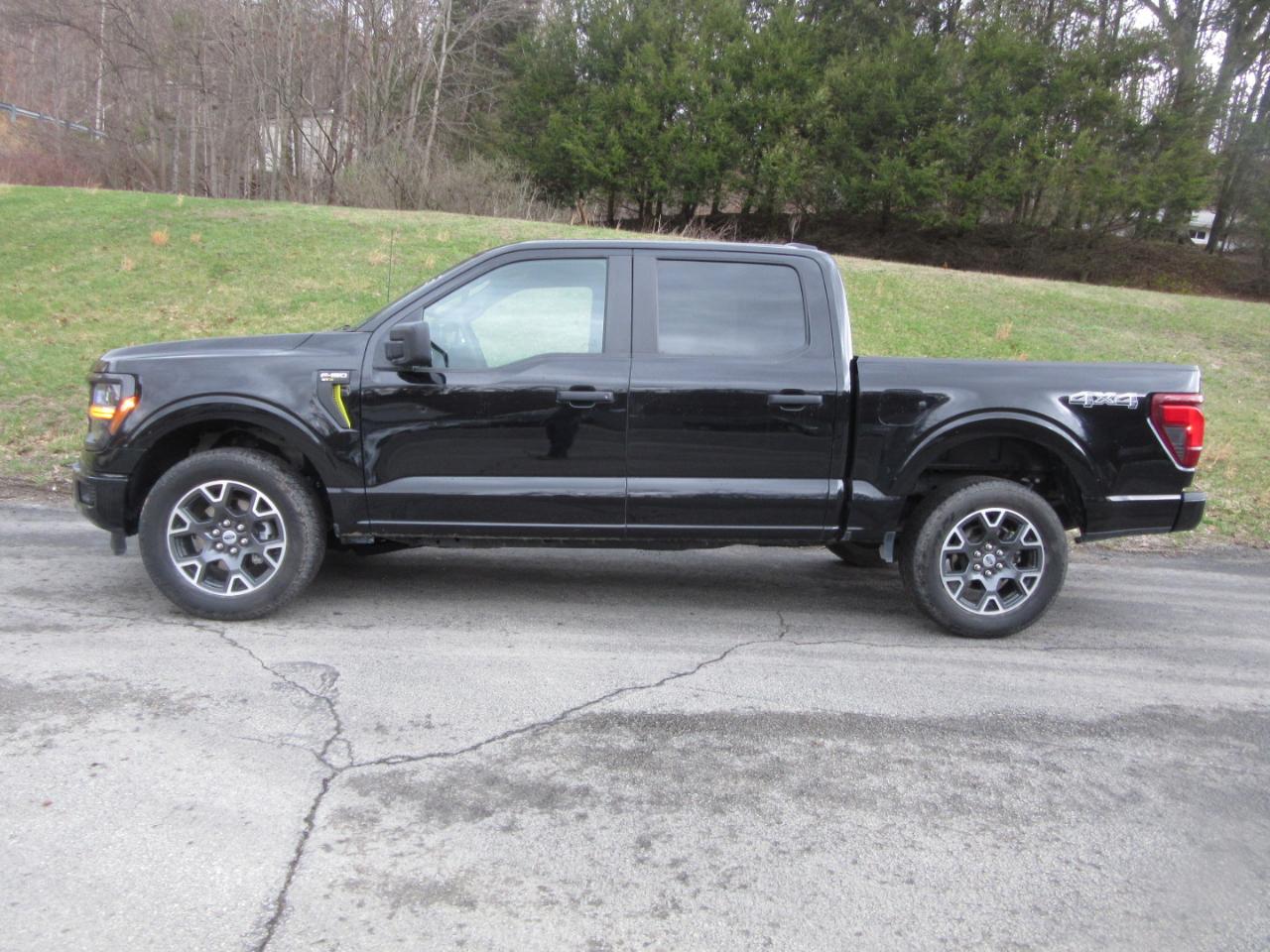 Ford F-150 STX SuperCrew 4WD 2024