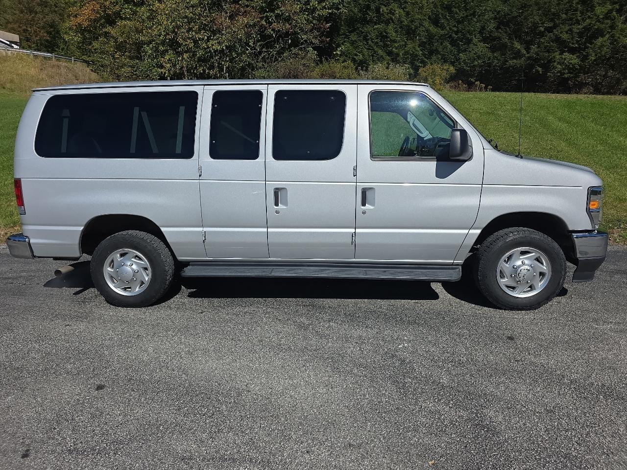 Ford Econoline E-350 XL Super Duty 2010