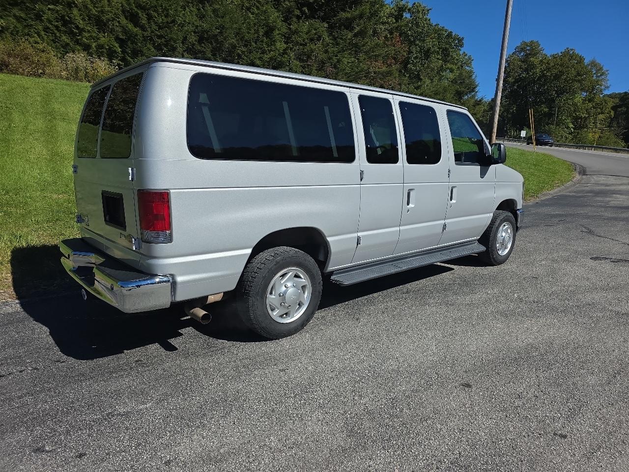 Ford Econoline E-350 XL Super Duty 2010