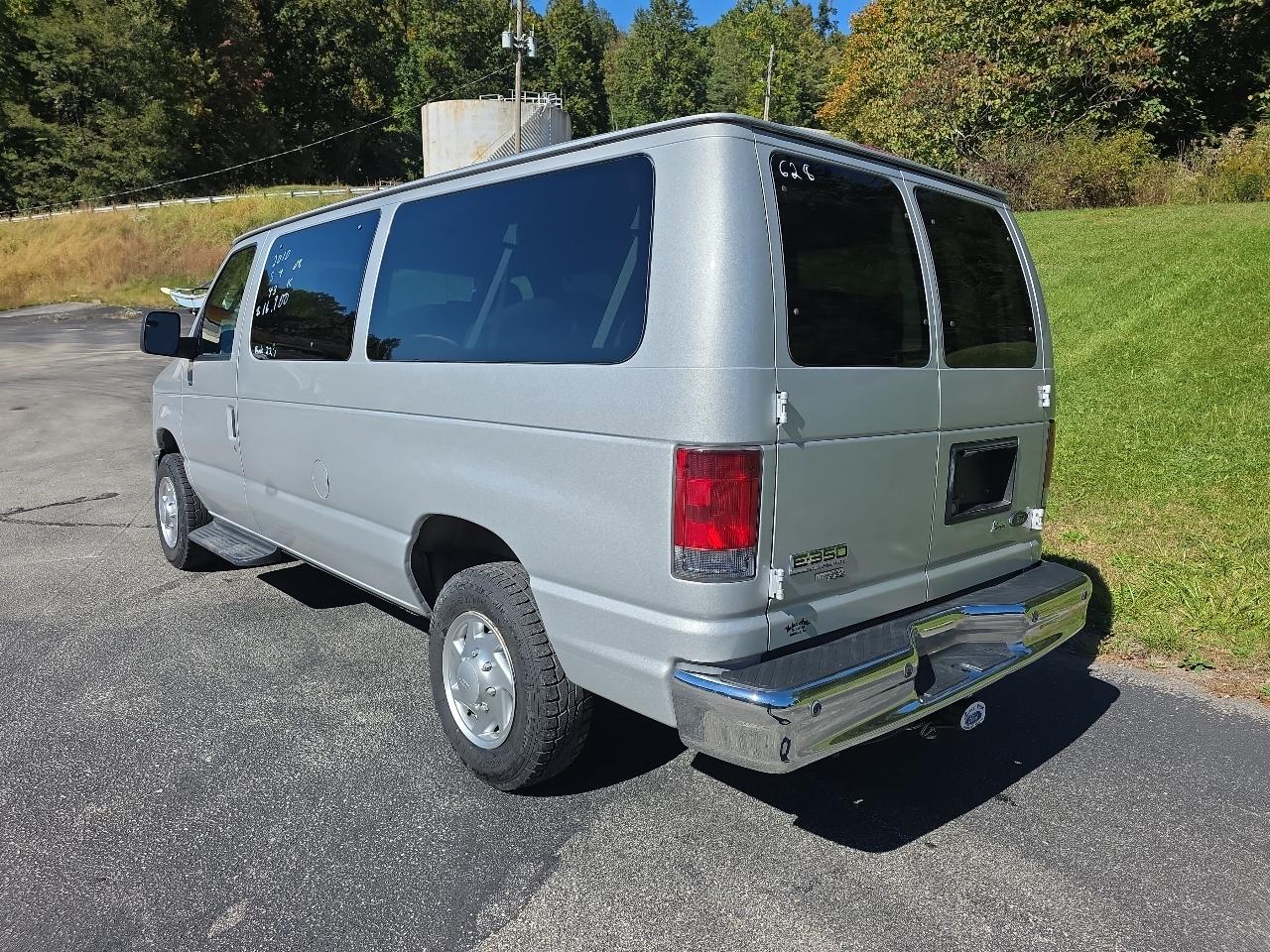 Ford Econoline E-350 XL Super Duty 2010