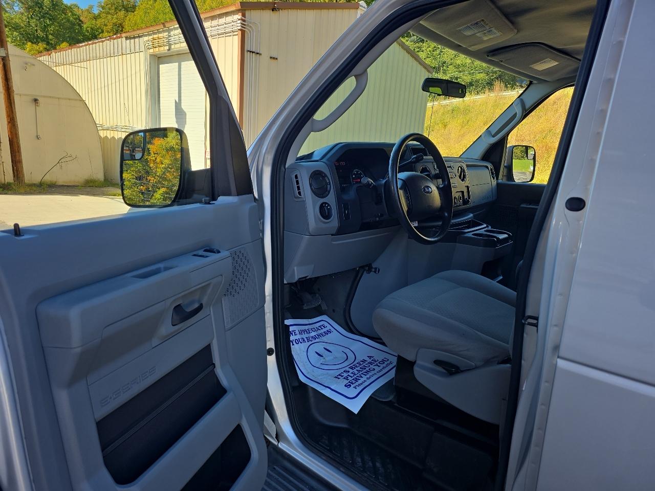 Ford Econoline E-350 XL Super Duty 2010