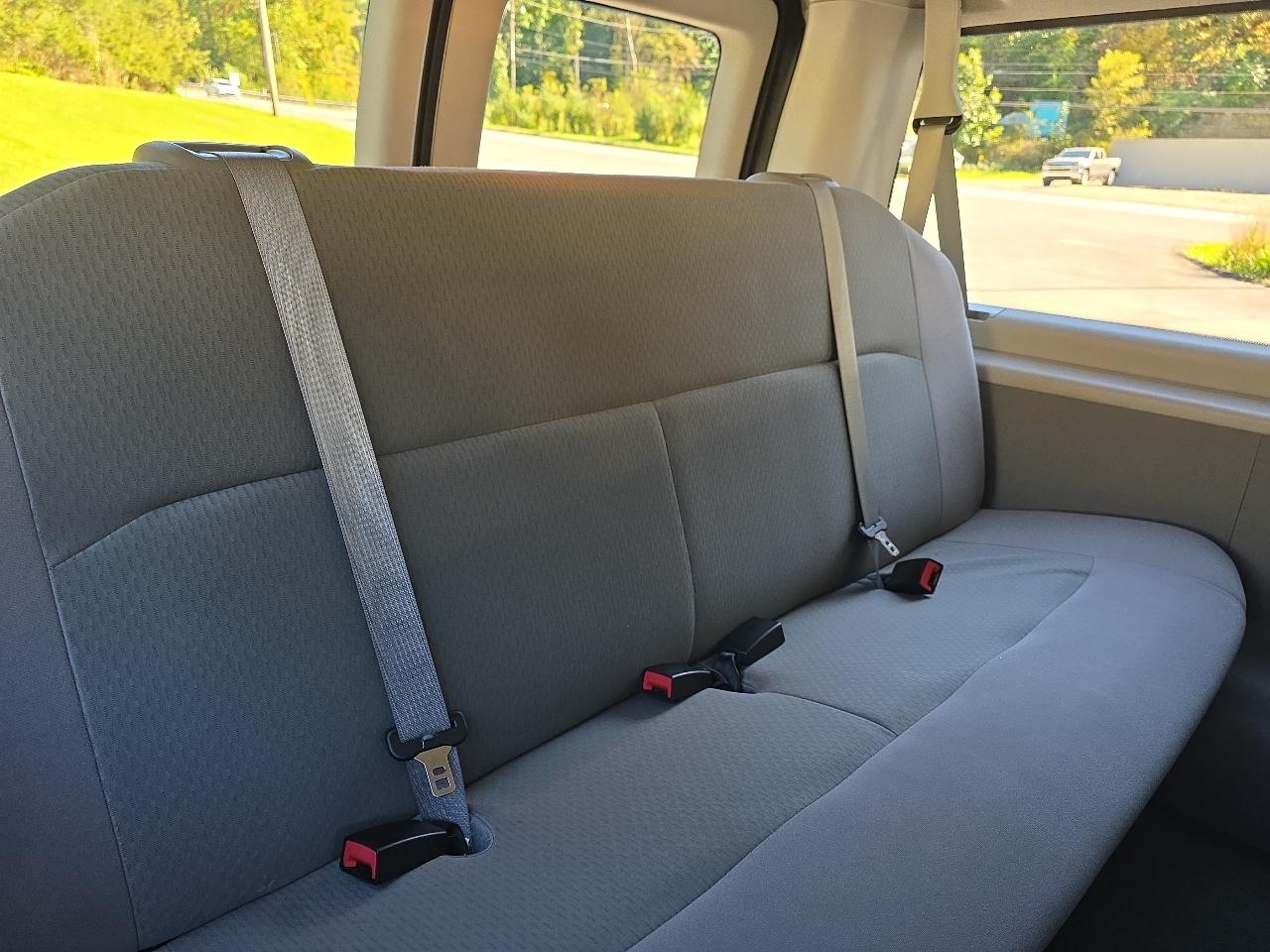 Ford Econoline E-350 XL Super Duty 2010