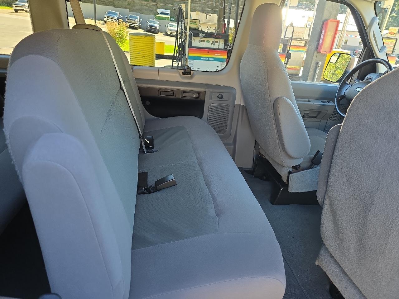 Ford Econoline E-350 XL Super Duty 2010