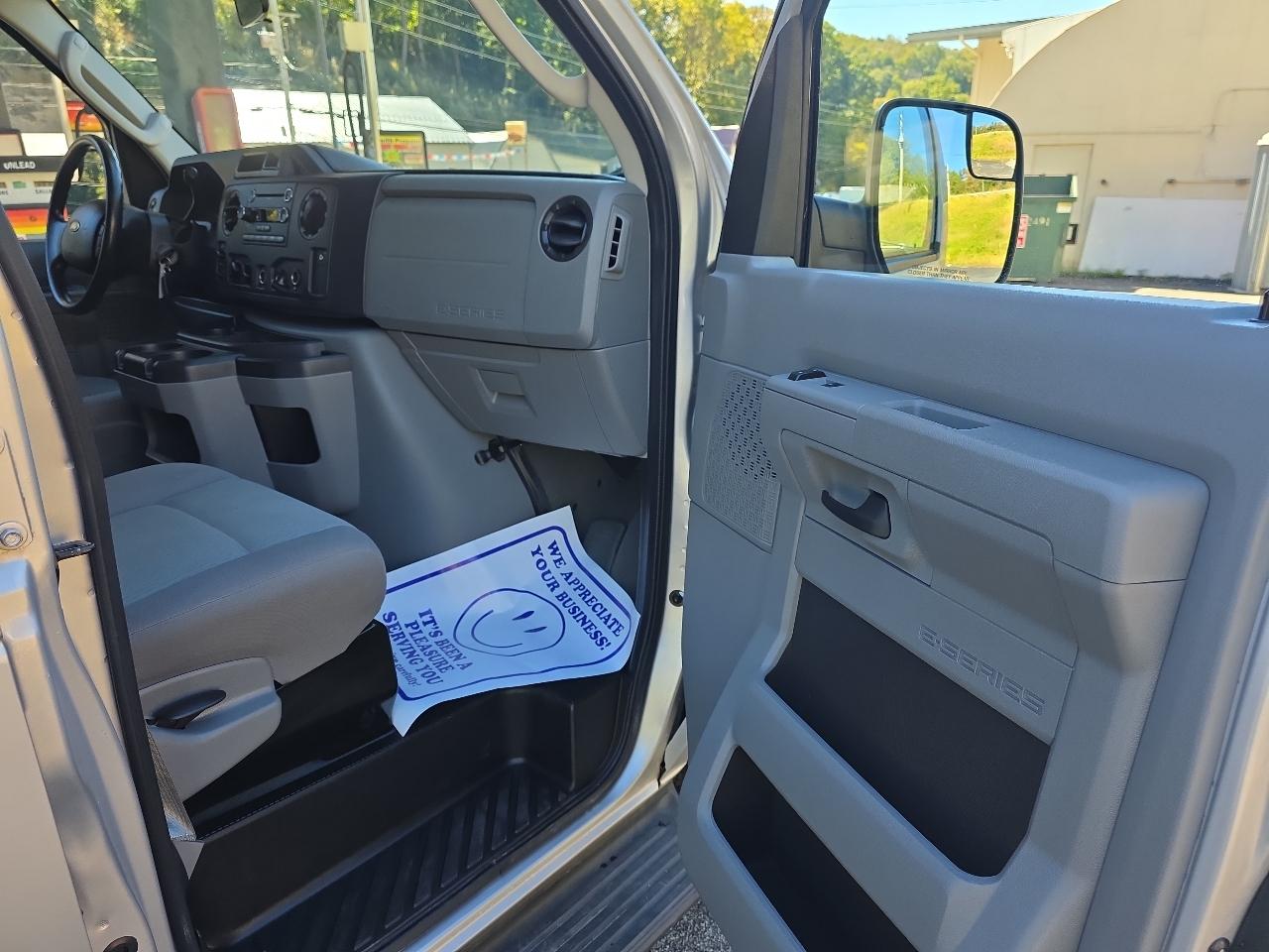 Ford Econoline E-350 XL Super Duty 2010