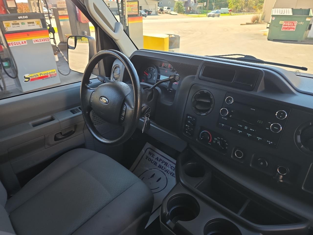 Ford Econoline E-350 XL Super Duty 2010