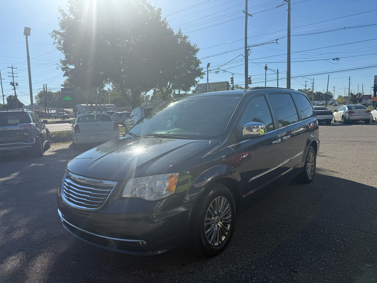 2014 Chrysler Town & Country Touring L photo 2