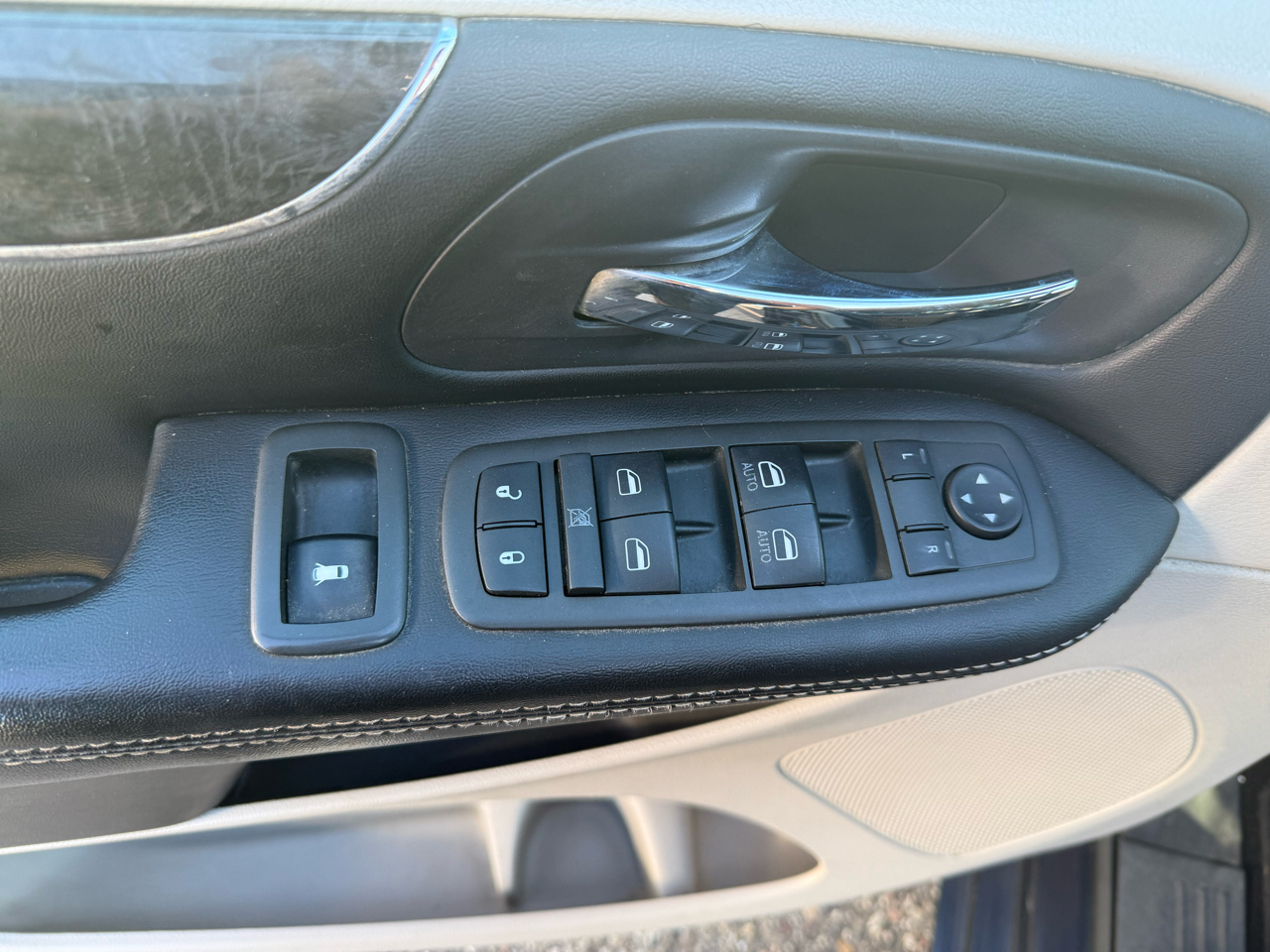 2014 Chrysler Town & Country Touring L photo 5