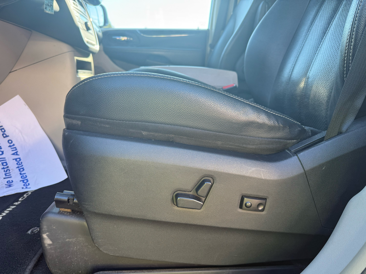 2014 Chrysler Town & Country Touring L photo 6