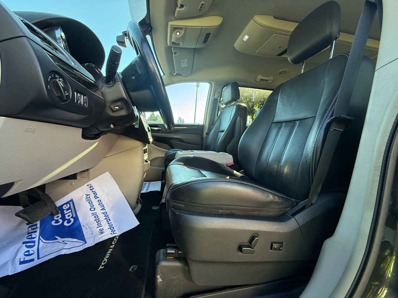 2014 Chrysler Town & Country Touring L photo 7