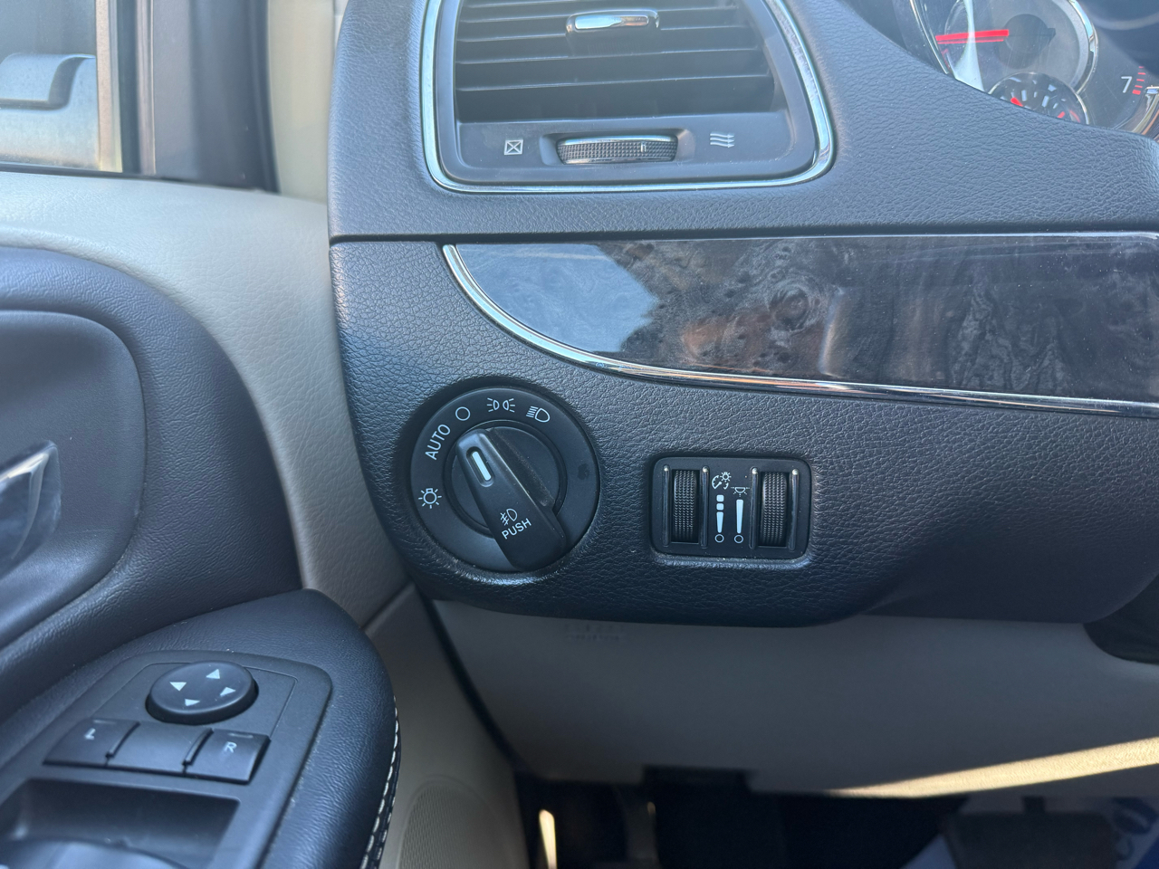 2014 Chrysler Town & Country Touring L photo 8