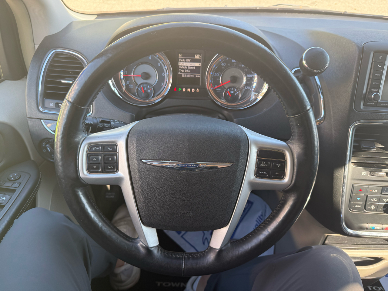 2014 Chrysler Town & Country Touring L photo 9
