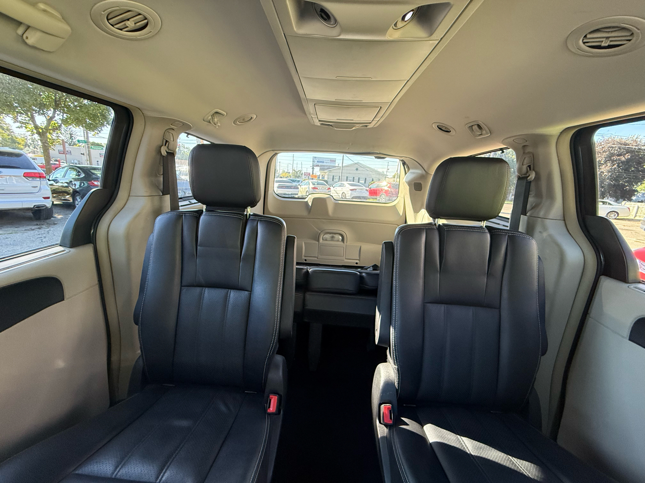 2014 Chrysler Town & Country Touring L photo 16