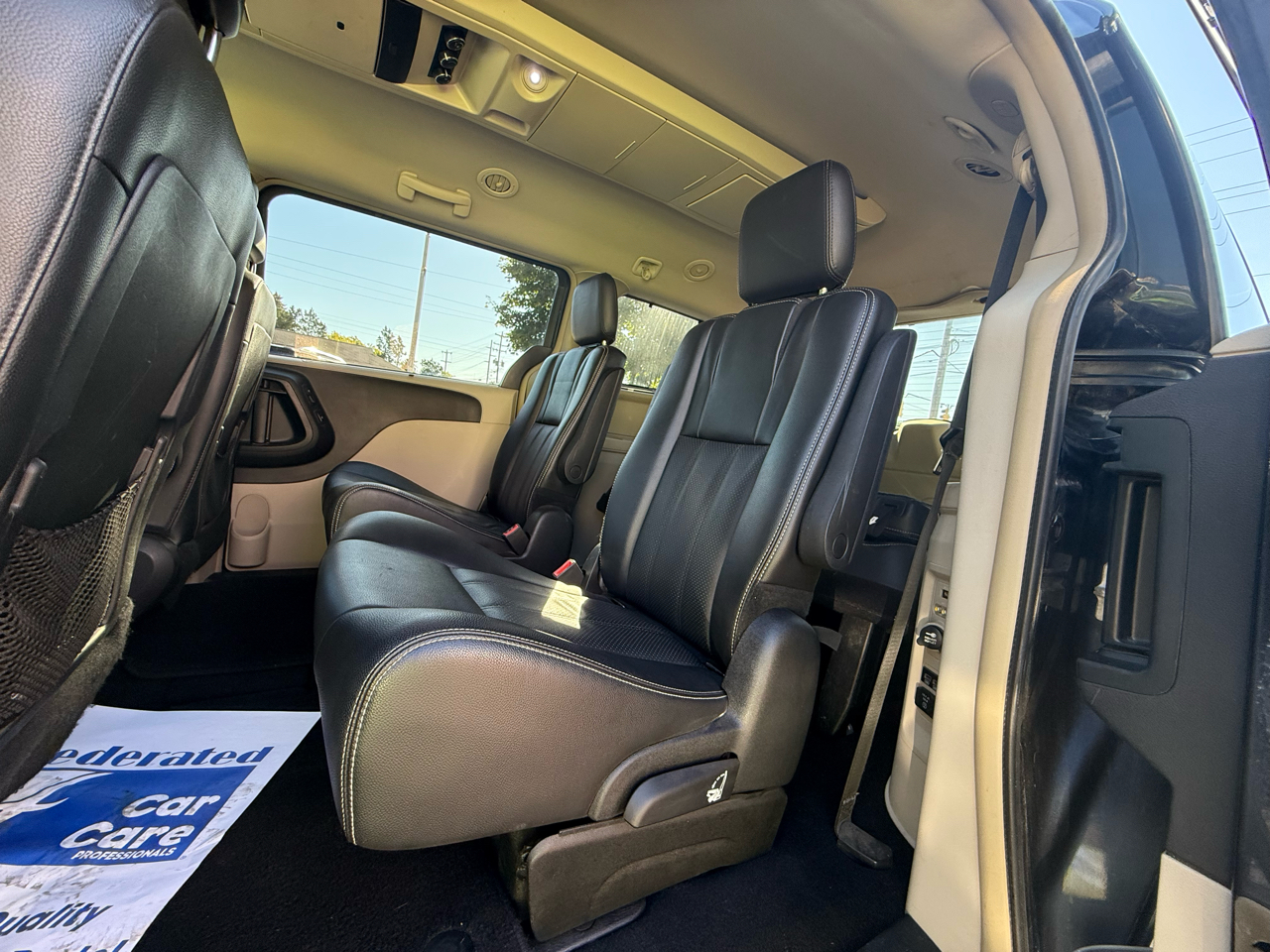 2014 Chrysler Town & Country Touring L photo 17