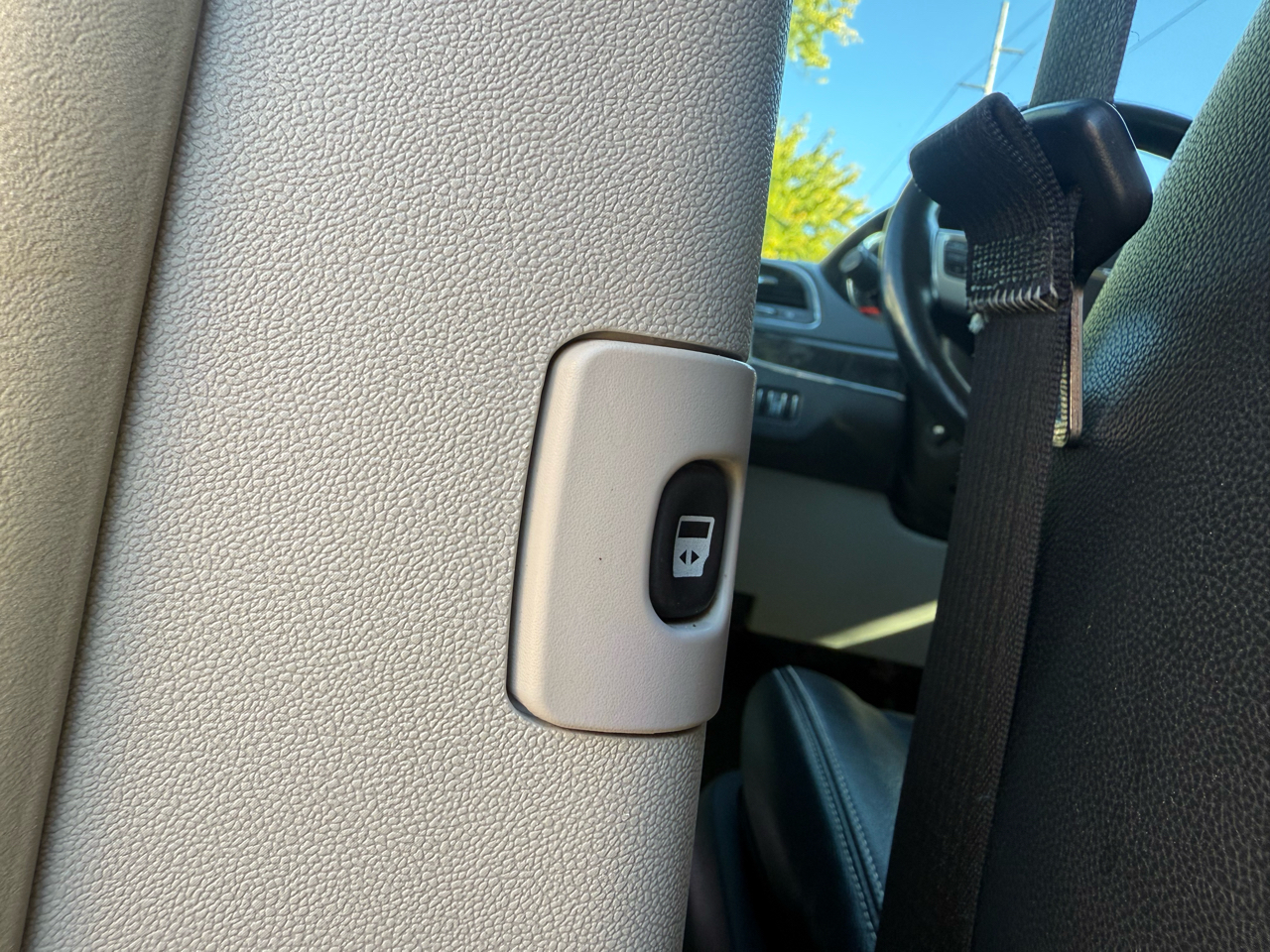 2014 Chrysler Town & Country Touring L photo 19