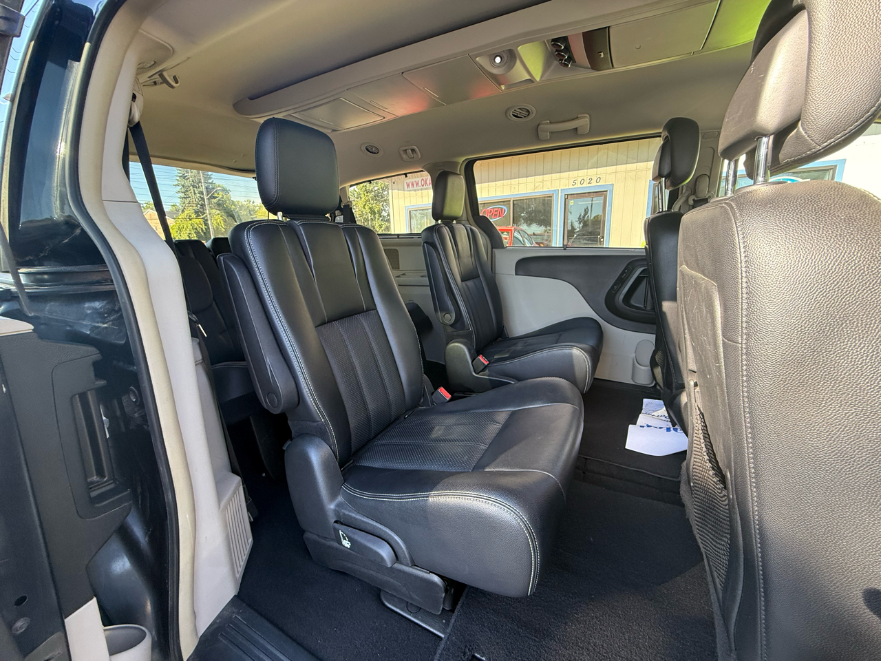 2014 Chrysler Town & Country Touring L photo 23