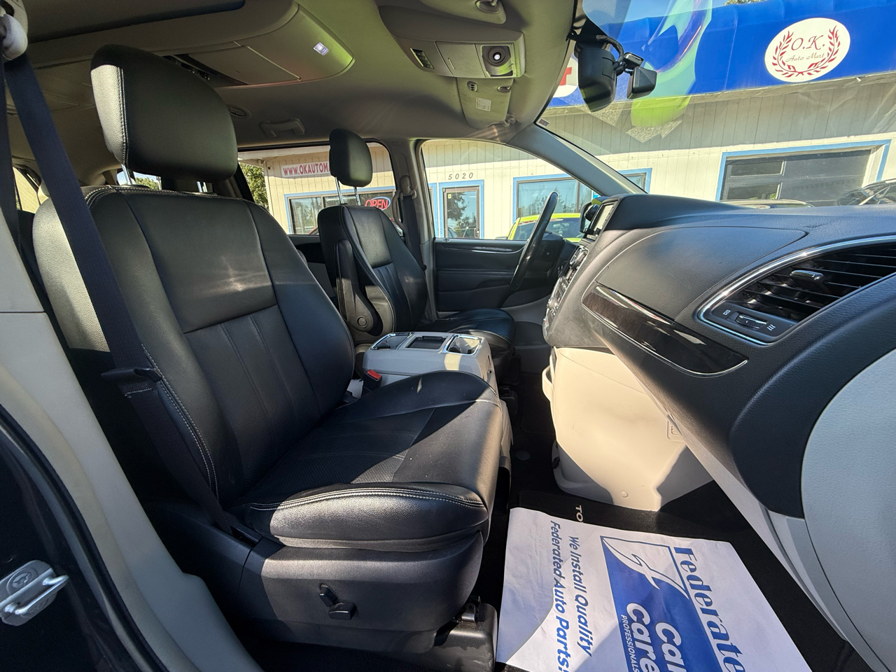 2014 Chrysler Town & Country Touring L photo 25