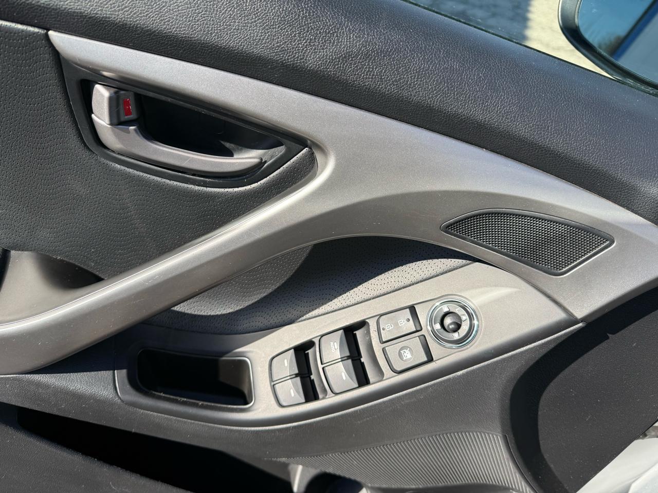 Hyundai Elantra  2012