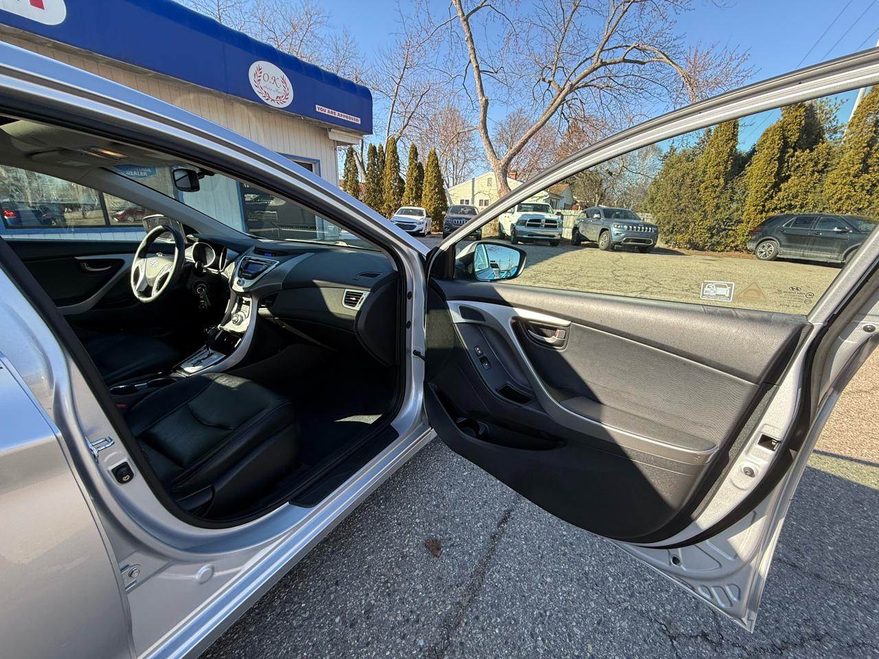 Hyundai Elantra  2012