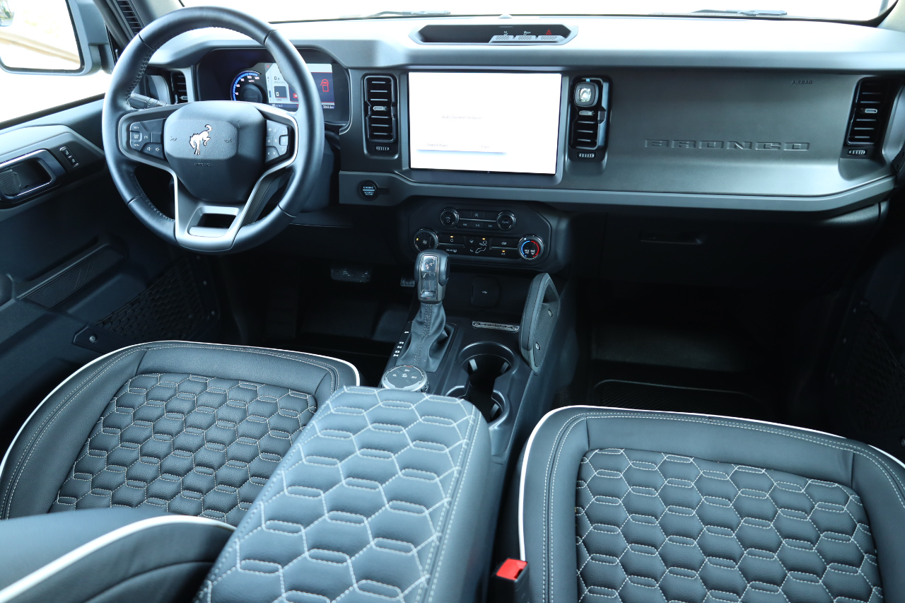 2024 Ford Bronco First Edition photo 3