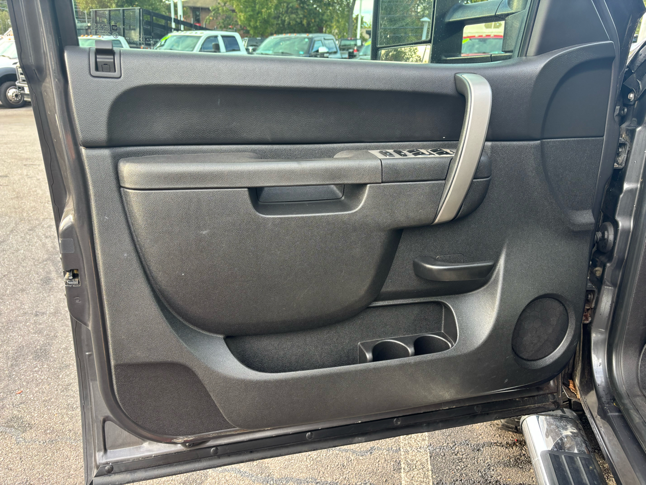 2011 Chevrolet Silverado LT photo 13