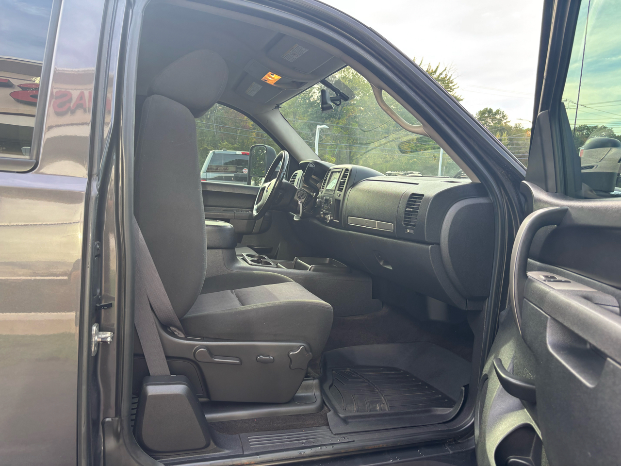 2011 Chevrolet Silverado LT photo 29