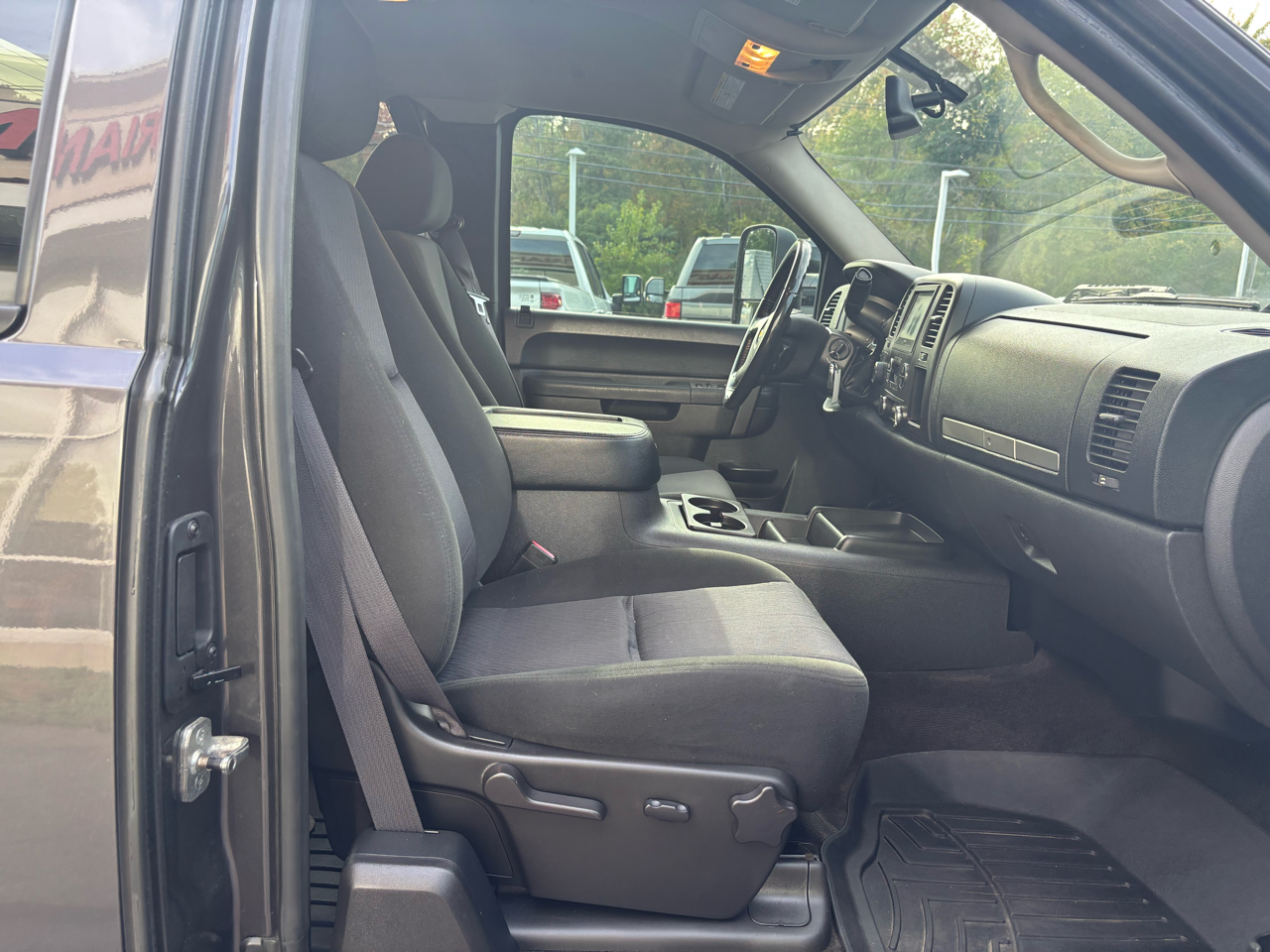 2011 Chevrolet Silverado LT photo 30