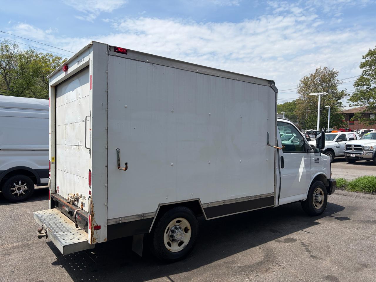 GMC Savana Commercial Cutaway  2011