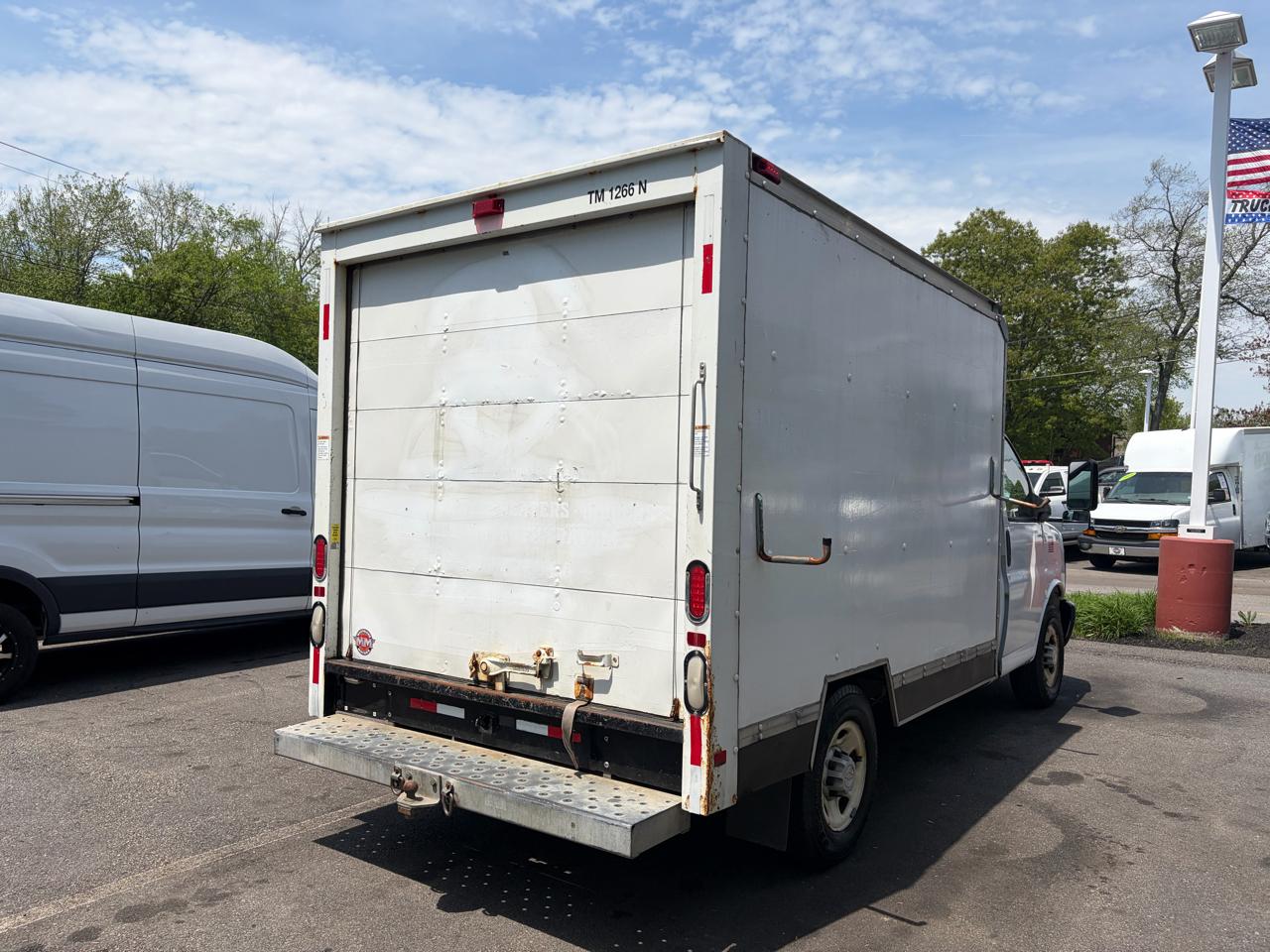 GMC Savana Commercial Cutaway  2011